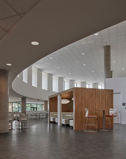 Dossier de presse | 2757-03 - Communiqué de presse | HGA San Francisco Unveils RealPage Headquarters - HGASan Francisco - Architecture commerciale - HGA San Francisco created a variety of seating options for the farmer's market-style cafeteria.&nbsp; - Crédit photo : Benny Chan Photography