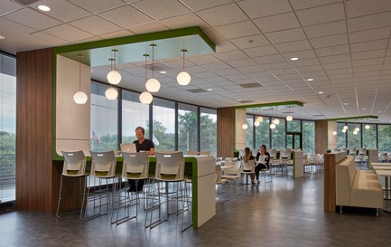 Dossier de presse | 2757-03 - Communiqué de presse | HGA San Francisco Unveils RealPage Headquarters - HGASan Francisco - Architecture commerciale - New amenities like the farmer's market-style cafeteria help create one workplace culture.&nbsp; - Crédit photo : Benny Chan Photography