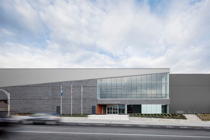 Dossier de presse | 865-28 - Communiqué de presse | Incontournable, la Place Bell redéfinit le concept d'aréna - Lemay - Architecture commerciale - Entrée - Boulevard le Corbusier - Crédit photo : Adrien Williams