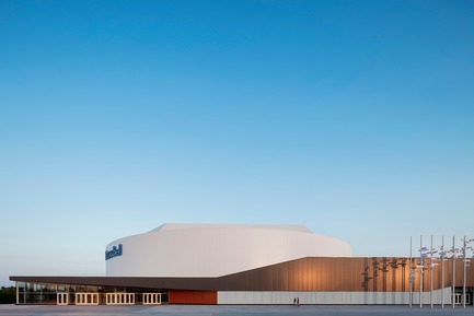 Dossier de presse | 865-28 - Communiqué de presse | Incontournable, la Place Bell redéfinit le concept d'aréna - Lemay - Architecture commerciale -  Façade rue Claude-Gagné&nbsp;avec l'œuvre d’art public "Faire la vague" du sculpteur Michel Goulet  - Crédit photo : Adrien Williams