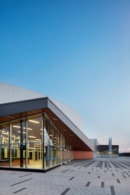 Dossier de presse | 865-28 - Communiqué de presse | Incontournable, la Place Bell redéfinit le concept d'aréna - Lemay - Architecture commerciale -  Esplanade de l'entrée de l'amphithéâtre&nbsp;avec l'œuvre d’art public "Faire la vague" du sculpteur Michel Goulet  - Crédit photo : Adrien Williams