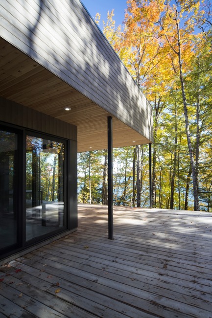 Dossier de presse | 1678-02 - Communiqué de presse | Chalet des Bécassines - Atelier BOOM-TOWN - Architecture résidentielle -  Terrasse sur le lac - Crédit photo : Steve Montpetit