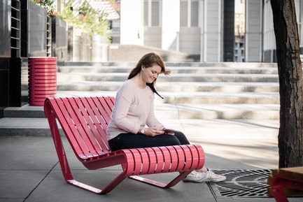 Dossier de presse | 821-04 - Communiqué de presse | Collection MTL - Equiparc & Dikini - Architecture de paysage - Chaise longue en aluminium Collection MTL - Crédit photo : Sophie Gélinas photographe