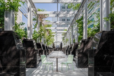 Dossier de presse | 821-04 - Communiqué de presse | Collection MTL - Equiparc & Dikini - Architecture de paysage - Table et chaise Bistro Collection MTL - Crédit photo : Myriam Ménard photographe