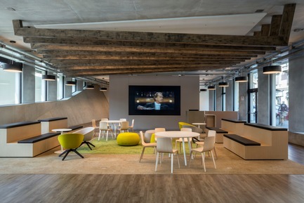 Dossier de presse | 3031-01 - Communiqué de presse | Microsoft House - DEGW/Lombardini22 - Architecture commerciale - Multipurpose Area - Crédit photo : Dario Tettamanzi