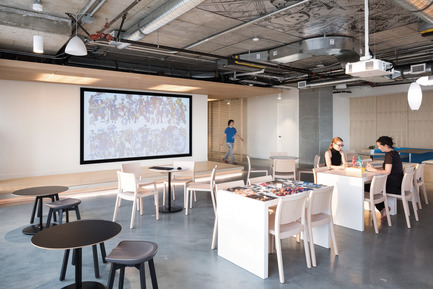 Press kit | 2073-10 - Press release | DIALOG Designs ‘CapCalm’, a Zen Office Space for Capcom’s Vancouver Head Quarters - DIALOG - Commercial Interior Design - Capcom Vancouver HQ Kitchen. Design by DIALOG.&nbsp; - Photo credit: Ema Peter Photography