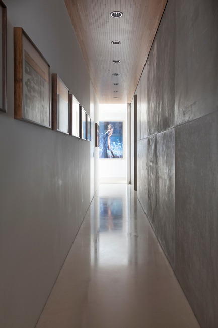 Dossier de presse | 3039-01 - Communiqué de presse | AQHApartment - Coletivo Arquitetos - Design d’intérieur résidentiel - Corridor  - Crédit photo : RuiTeixeira 