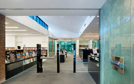 Press kit | 1070-01 - Press release | The Mississauga Public Library Project - RDH Architects - Institutional Architecture - Interior Circulation Corridor of Lorne Park Library - Photo credit: TOM ARBAN
