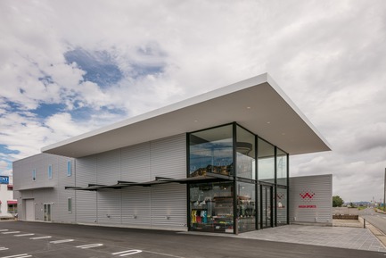 Dossier de presse | 3003-01 - Communiqué de presse | Le magasin phare WADA Sports - Matsuya Art Works / KTX archiLAB - Design d’intérieur commercial - Vue Generale du batiment<br> - Crédit photo : Stirling Elmendorf
