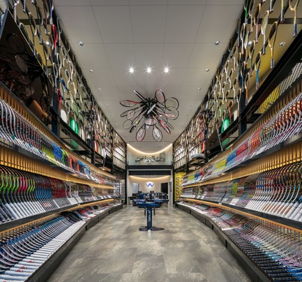 Dossier de presse | 3003-01 - Communiqué de presse | Le magasin phare WADA Sports - Matsuya Art Works / KTX archiLAB - Design d’intérieur commercial - Vue generale de l'interieur<br> - Crédit photo : Stirling Elmendorf