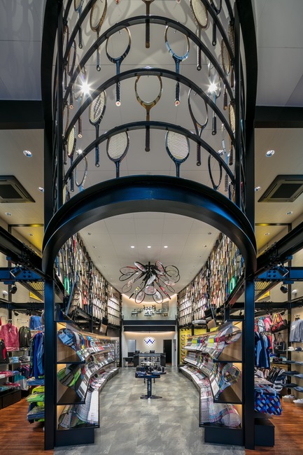 Dossier de presse | 3003-01 - Communiqué de presse | Le magasin phare WADA Sports - Matsuya Art Works / KTX archiLAB - Design d’intérieur commercial - L'ellipse - Crédit photo : Stirling Elmendorf