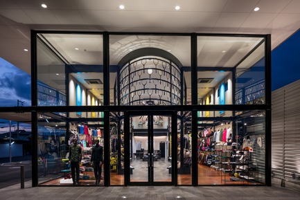 Dossier de presse | 3003-01 - Communiqué de presse | Le magasin phare WADA Sports - Matsuya Art Works / KTX archiLAB - Design d’intérieur commercial - la facade principale vitree<br> - Crédit photo : Stirling Elmendorf