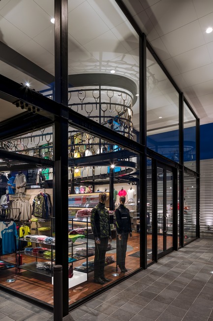 Dossier de presse | 3003-01 - Communiqué de presse | Le magasin phare WADA Sports - Matsuya Art Works / KTX archiLAB - Design d’intérieur commercial - Les accessoires vus depuis le coin de la facade<br> - Crédit photo : Stirling Elmendorf