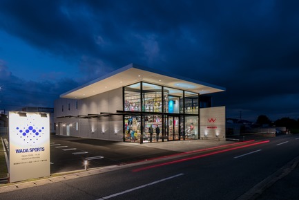 Dossier de presse | 3003-01 - Communiqué de presse | Le magasin phare WADA Sports - Matsuya Art Works / KTX archiLAB - Design d’intérieur commercial - Vue generale de nuit.<br> - Crédit photo : Stirling Elmendorf