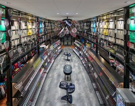Dossier de presse | 3003-01 - Communiqué de presse | Le magasin phare WADA Sports - Matsuya Art Works / KTX archiLAB - Design d’intérieur commercial - le magasin vu du 2e etage depuis la platforme du WADA Bari<br> - Crédit photo : Stirling Elmendorf