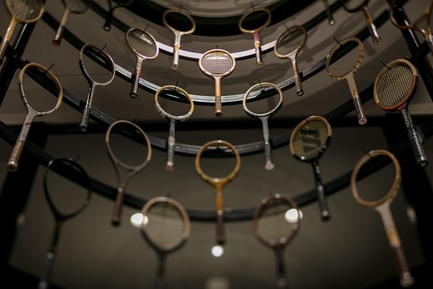 Dossier de presse | 3003-01 - Communiqué de presse | Le magasin phare WADA Sports - Matsuya Art Works / KTX archiLAB - Design d’intérieur commercial - Les raquettes vintage en bois<br> - Crédit photo : Stirling Elmendorf