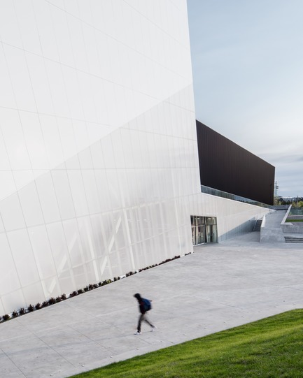 Dossier de presse | 2206-02 - Communiqué de presse | Complexe sportif Saint-Laurent - Saucier + Perrotte Architectes/HCMA - Architecture institutionnelle - Entrée principale<br> - Crédit photo : Olivier Blouin