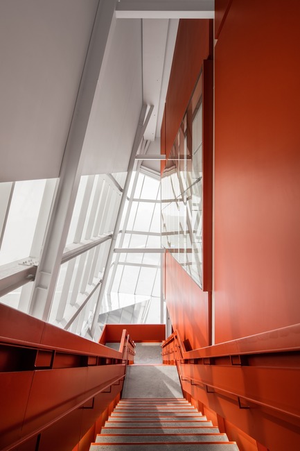 Dossier de presse | 2206-02 - Communiqué de presse | Complexe sportif Saint-Laurent - Saucier + Perrotte Architectes/HCMA - Architecture institutionnelle - Escaliers - Crédit photo : Olivier Blouin