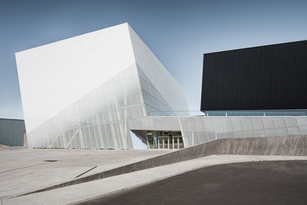 Dossier de presse | 2206-02 - Communiqué de presse | Complexe sportif Saint-Laurent - Saucier + Perrotte Architectes/HCMA - Architecture institutionnelle - Entrée principale<br> - Crédit photo : Olivier Blouin
