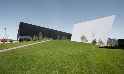 Dossier de presse | 2206-02 - Communiqué de presse | Complexe sportif Saint-Laurent - Saucier + Perrotte Architectes/HCMA - Architecture institutionnelle - Arrière - Crédit photo : Olivier Blouin