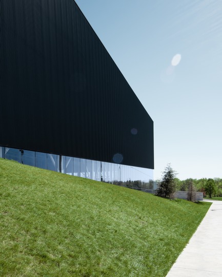 Dossier de presse | 2206-02 - Communiqué de presse | Complexe sportif Saint-Laurent - Saucier + Perrotte Architectes/HCMA - Architecture institutionnelle - Chemin - Crédit photo : Olivier Blouin