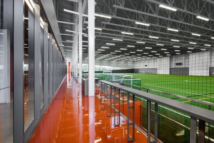 Dossier de presse | 2206-02 - Communiqué de presse | Complexe sportif Saint-Laurent - Saucier + Perrotte Architectes/HCMA - Architecture institutionnelle - Terrain intérieur<br> - Crédit photo : Olivier Blouin