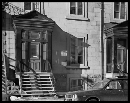 Dossier de presse | 756-18 - Communiqué de presse | Le CCA présente « Pierre grise : Des outils pour comprendre la ville.» - Centre Canadien d’Architecture (CCA) - Évènement + Exposition - Phyllis Lambert et Richard Pare. Maisons de ville Malo, Saint Laurent, 1875. &nbsp;Photographie prise entre1973 et 1974. <br> - Crédit photo : Collection Phyllis Lambert © Phyllis Lambert et Richard Pare.<span></span>