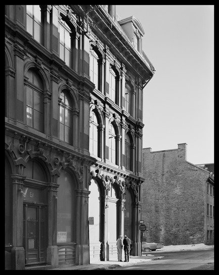 Dossier de presse | 756-18 - Communiqué de presse | Le CCA présente « Pierre grise : Des outils pour comprendre la ville.» - Centre Canadien d’Architecture (CCA) - Évènement + Exposition - Phyllis Lambert et Richard Pare. Magasin-entrepôt Jodoin, Vieux-Montréal Centre, 1872-1873. &nbsp;Photographie prise entre1973 et 1974. <br> - Crédit photo : Collection Phyllis Lambert © Phyllis Lambert et Richard Pare.<span></span>
