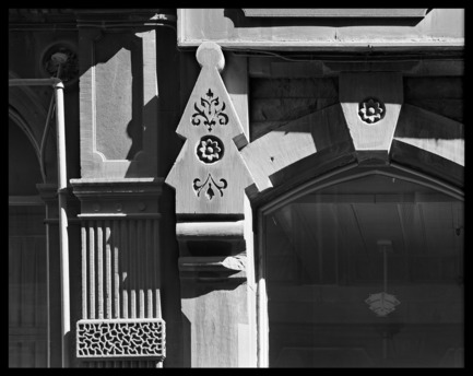Dossier de presse | 756-18 - Communiqué de presse | Le CCA présente « Pierre grise : Des outils pour comprendre la ville.» - Centre Canadien d’Architecture (CCA) - Évènement + Exposition - Phyllis Lambert et Richard Pare. Magasins-entrepôts Laroque/Généreux, détails de la pierre, 1869/1886. &nbsp;Photographie prise entre1973 et 1974. - Crédit photo :  Collection Phyllis Lambert © Phyllis Lambert et Richard Pare.<span></span> 