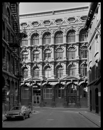 Dossier de presse | 756-18 - Communiqué de presse | Le CCA présente « Pierre grise : Des outils pour comprendre la ville.» - Centre Canadien d’Architecture (CCA) - Évènement + Exposition - Phyllis Lambert et Richard Pare. Caverhill Block, Vieux-Montréal Ouest, 1865-1866. &nbsp;Photographie prise entre1973 et 1974.  - Crédit photo : Phyllis Lambert Collection. © Phyllis Lambert and Richard Pare.<span></span>