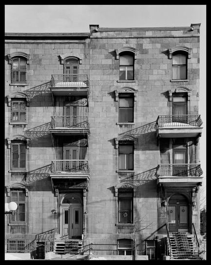 Dossier de presse | 756-18 - Communiqué de presse | Le CCA présente « Pierre grise : Des outils pour comprendre la ville.» - Centre Canadien d’Architecture (CCA) - Évènement + Exposition - Phyllis Lambert et Richard Pare. Maisons en rangée Lusignan/Guy-Fabre , Saint Jacques, 1866. &nbsp;Photographie prise entre1973 et 1974.  - Crédit photo : Collection Phyllis Lambert © Phyllis Lambert et Richard Pare.<br><span></span>