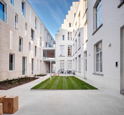 Press kit | 2779-01 - Press release | Lorette Convent - Apartments Drabstraat - dmvA - Urban Design -  Entrance to the courtyard, apartments( left )backside, Hooghuys backside &nbsp;(right)   - Photo credit: Bart Gosselin