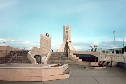 Dossier de presse | 865-29 - Communiqué de presse | Dernier hommage à l’architecte visionnaire fondateur de Lemay - Lemay - Architecture commerciale - Centre socio-culturel d’Alger - Lemay - Algérie, 1984 - Crédit photo : Lemay