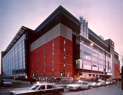 Dossier de presse | 865-29 - Communiqué de presse | Dernier hommage à l’architecte visionnaire fondateur de Lemay - Lemay - Architecture commerciale - Centre Bell - Lemay réalisé en consortium avec LeMoyne, Lapointe, Magne, Architectes - Montréal, Québec, Canada, 1996 - Crédit photo : Lemay