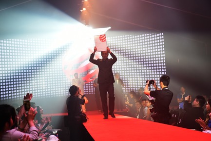 Dossier de presse | 2188-02 - Communiqué de presse | Red Dot Award: Design Concept 2017 Results - Red Dot Award - Design industriel - Winning designer from Beijing Onemile Technology receiving 2017 Red Dot Luminary - Crédit photo : Red Dot Award: Design Concept