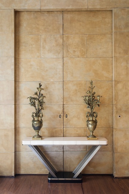 Dossier de presse | 3068-01 - Communiqué de presse | Retro Aesthetic of the Swinging 60s - Leyla Uluhanli Interiors - Produit - Downtown console, Leyla Uluhanli Collection, Villa Necchi - Crédit photo : Guido Clerici