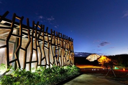 Dossier de presse | 3092-01 - Communiqué de presse | Cactus Park in Taiwan Draws Architectural Inspiration from Prickly Succulents - CCL Architects & Planners - Architecture de paysage - Grande serre de cactus dans la nuit - Crédit photo : CCL Architects &amp; Planners