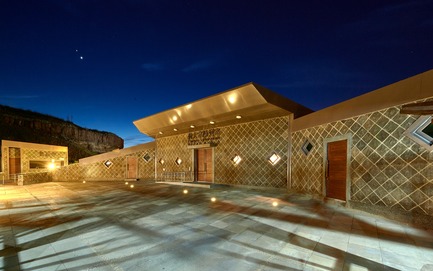 Dossier de presse | 3092-01 - Communiqué de presse | Cactus Park in Taiwan Draws Architectural Inspiration from Prickly Succulents - CCL Architects & Planners - Architecture de paysage - Salle d'exposition de nuit - Crédit photo : CCL Architects &amp; Planners