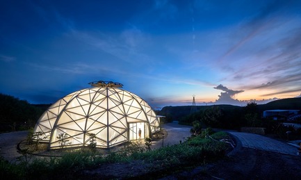 Dossier de presse | 3092-01 - Communiqué de presse | Cactus Park in Taiwan Draws Architectural Inspiration from Prickly Succulents - CCL Architects & Planners - Architecture de paysage - Echinocactus grusonii cactus à effet de serre dans la nuit - Crédit photo : CCL Architects &amp; Planners