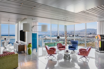 Dossier de presse | 2769-01 - Communiqué de presse | One Oak 5A2 - Askdeco - Design d’intérieur résidentiel - - Lounger Chairs: Showtime by BD Barcelona<br>-Lounger coffee table: Platner by Knoll<br>- Long Low cabinet: WrongWoods By Established &amp; Sons<br>- Wall Lighting: by Lebanese Lighting Designer PSLAB<br>- White Rocking chair: Voido by Magis<br>- 1m tall Green Kokeshi Doll<br><br><br> - Crédit photo : Alex Jeffries&nbsp;