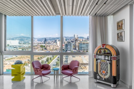 Dossier de presse | 2769-01 - Communiqué de presse | One Oak 5A2 - Askdeco - Design d’intérieur résidentiel - - Sidetable: Rhizomes by Khaled el Mays&nbsp;<br>- Loungers: Showtime by BD Barcelona<br>- Yellow Stool/Side Table: Stockholm by Ecart Paris<br>- Curtains: Chivasso - Crédit photo : Alex Jeffries&nbsp;