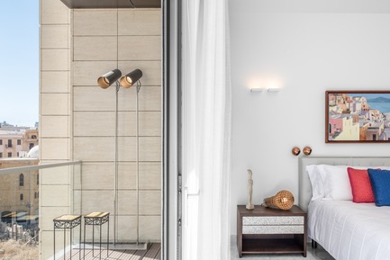 Dossier de presse | 2769-01 - Communiqué de presse | One Oak 5A2 - Askdeco - Design d’intérieur résidentiel - - Bed- Jack by Poltrona Frau<br>- Night table: Classic Bed side Table by Nada Debs&nbsp;<br>- Wall Light: customized by Lebanese Lighting designer PSLAB<br>- Outdoor Floor Lamp: Customized by Lebanese Lighting designer PSLAB - Crédit photo : Alex Jeffries&nbsp;