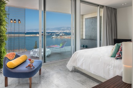 Dossier de presse | 2769-01 - Communiqué de presse | One Oak 5A2 - Askdeco - Design d’intérieur résidentiel - - Seating: Bla Seat designed by Horm<br>- Bed- Diamant by Treca Interiors<br>- Outdoor Chaise Longue: Tropicalia by Moroso<br>-White outdoor table by Moroso<br>- Floor Lamps by Lebanese Lighting Designers PSLAB<br><br> - Crédit photo : Alex Jeffries&nbsp;
