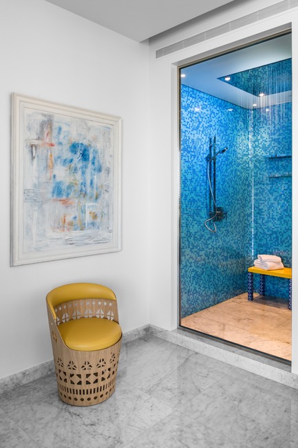 Dossier de presse | 2769-01 - Communiqué de presse | One Oak 5A2 - Askdeco - Design d’intérieur résidentiel - - Blue Mosaic - Bisazza<br>- Seating : Dogon SH by Emmemobili - Crédit photo : Alex Jeffries&nbsp;