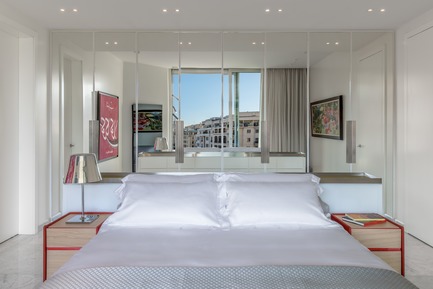 Dossier de presse | 2769-01 - Communiqué de presse | One Oak 5A2 - Askdeco - Design d’intérieur résidentiel - - Curtains Zimmer &amp; Rhodes<br>- Bed: Mex Cube -&nbsp;Cassina&nbsp;<br>- Night Table: Landa by Alki<br>- Table Lamp: T2 by Ktribe<br>- Mirror TV- Heritage by AD Notam<br>- Painting: Coca Cola in Arabic by Corinne Martin<br><br> - Crédit photo : Alex Jeffries&nbsp;