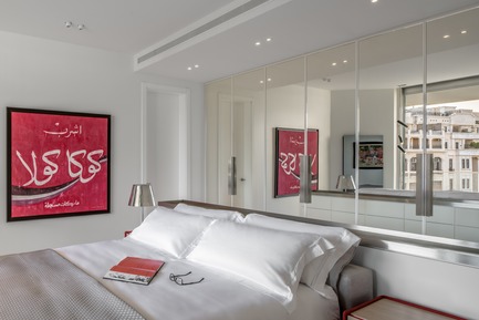 Dossier de presse | 2769-01 - Communiqué de presse | One Oak 5A2 - Askdeco - Design d’intérieur résidentiel - - Bed: Mex Cube-&nbsp;Cassina&nbsp;<br>- Night Table: Landa by Alki<br>- Table Lamp: T2 by Ktribe<br>- Mirror TV- Heritage by AD Notam<br>- Painting: Coca Cola in Arabic by Corinne Martin - Crédit photo : Alex Jeffries&nbsp;
