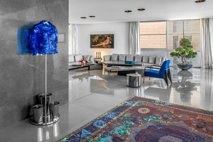 Dossier de presse | 2769-02 - Communiqué de presse | One Oak 3&4 B2 - Askdeco - Design d’intérieur résidentiel - -Sofa lounge "Seymour"&nbsp; Minotti<br>-Coffee Table by Hawini Lebanese Artist&nbsp;<br>-Carpet: Jan Kath Erased Heritage<br>-Blue Armchair Vitra designed by Jean Prouvé<br>-Side Table - Sé London "Bala Lo" Carrara marble top shell in metal glaze<br>-Blue Jacket statue "Perfecto Blue" by Richard Orlinski<br>-Baobab Candles "Les exclusives platinum"<br>-Side Table "Strata" Amma Studio under painting&nbsp;<br>-Painting in the back - by Yasmina Alaoui- Guerra<br> - Crédit photo : Alex Jeffries&nbsp;