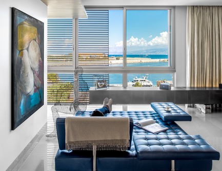 Dossier de presse | 2769-02 - Communiqué de presse | One Oak 3&4 B2 - Askdeco - Design d’intérieur résidentiel - -Sofa Bed -&nbsp;241 Privè- Cassina<br>- Artwork by Etinene Gros<br>- "slim Side" Henge07 sideboard<br>-Metal Statue by Jaume Plensa<br>- Sac Kelly Alain Salomon - Crédit photo : Alex Jeffries&nbsp;