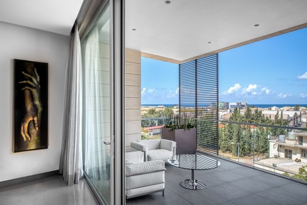 Dossier de presse | 2769-02 - Communiqué de presse | One Oak 3&4 B2 - Askdeco - Design d’intérieur résidentiel - - Outdoor Chairs -&nbsp;LC3 Outdoor - Cassina<br>-Painting in the back - by Yasmina Alaoui- Guerra<br>-Nelly Table by Draenert - Crédit photo : Alex Jeffries&nbsp;