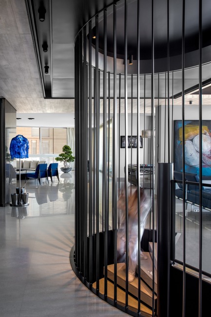 Dossier de presse | 2769-02 - Communiqué de presse | One Oak 3&4 B2 - Askdeco - Design d’intérieur résidentiel - -Metal Stairs by Lebanese Supplier ACID<br>-Blue Jacket statue "Perfecto Blue" by Richard Orlinski<br>-Baobab Candles "Les exclusives platinum"<br>-Blue Armchair Vitra designed by Jean Prouvé<br>-Spots lighting customized by Lebanese Lighting Designer PSLAB - Crédit photo : Alex Jeffries&nbsp;